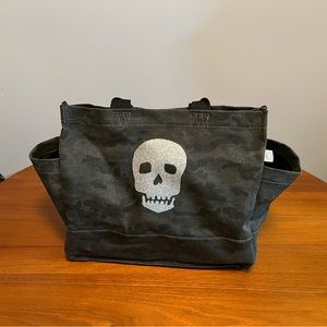 2 Exterior Pockets
2 Interior Pockets
100% Cotton
Metal Feet
Vegan 
14" x 13"